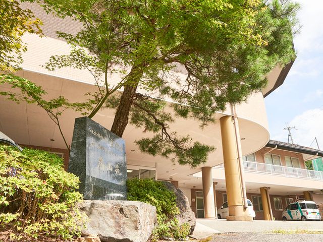 緑に囲まれた入口 エントランス 自然豊かなエントランスでは、季節を感じながらリラックスして働けます。