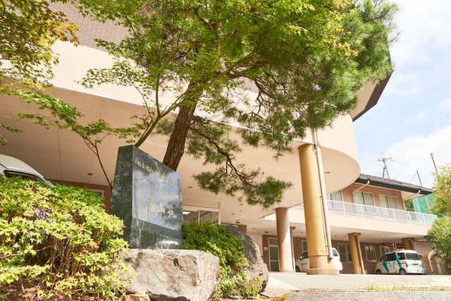 緑に囲まれた入口 エントランス 自然豊かなエントランスでは、季節を感じながらリラックスして働けます。