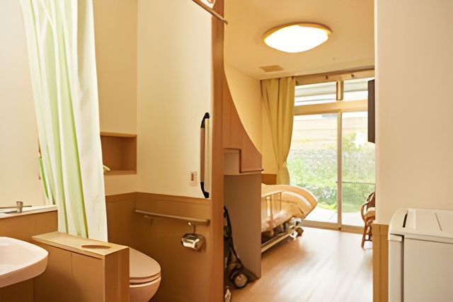 自然光の居室 居室 温かな自然光が差し込む居室は、明るく快適です。リラックスできるプライベート空間となっています。