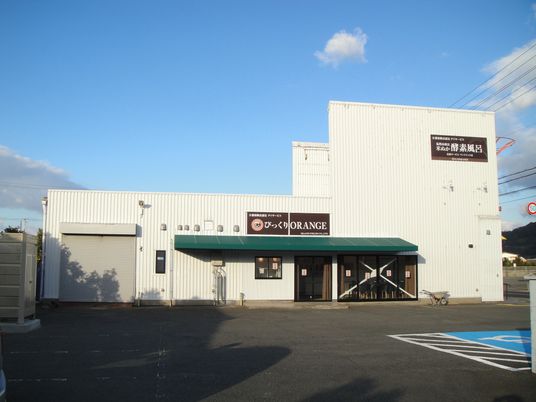 白い建物の外観  
