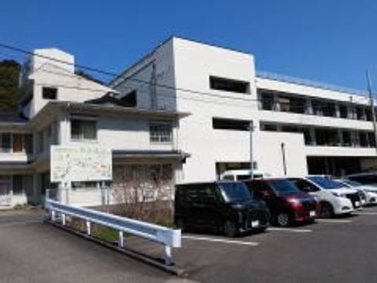 施設の外観と駐車場  