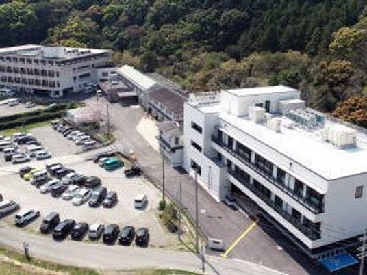 施設の外観と駐車場  