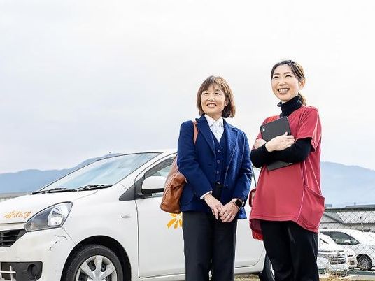 送迎車前のスタッフ外観  