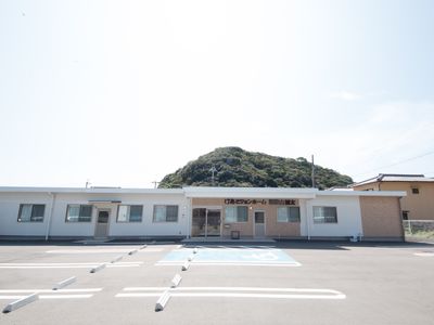 広々とした駐車場の施設外観