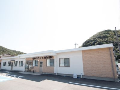 明るい外観の建物