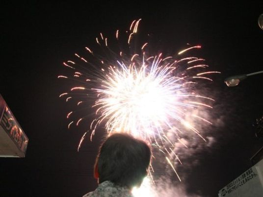 夜空に花火と観賞者