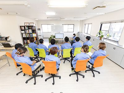 明るい研修中の室内