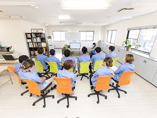 明るい研修中の室内