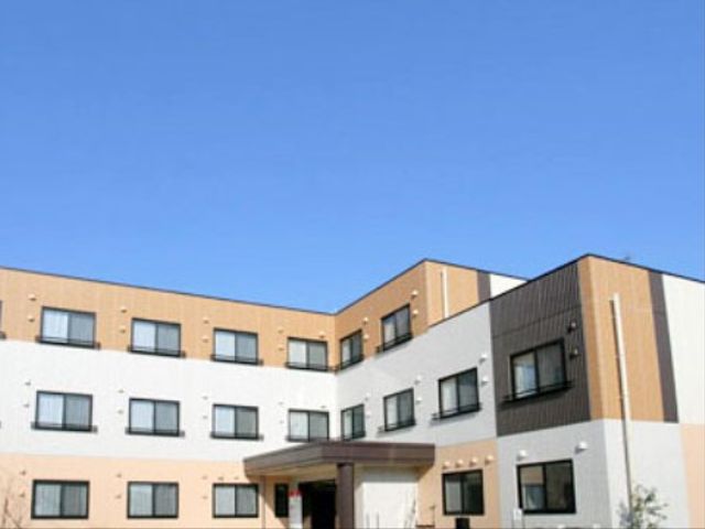 明るい日差しの施設外観 外観 ゆとりあるデザインのこの場所で、快適な仕事環境を提供しています。青空の下、寛げる空間でお待ちしております。