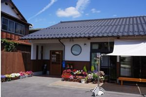 花が彩る施設の外観