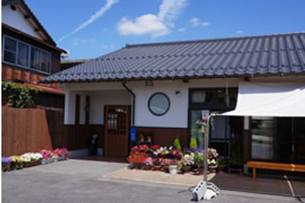 花が彩る施設の外観