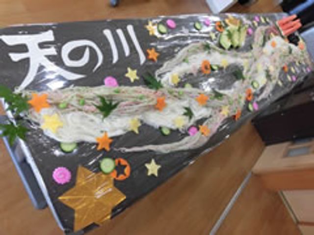 七夕飾りの展示物 掲示物 地域の文化イベントを彩る創造的な七夕の飾り付けです。季節感が楽しめる場作りの参考になります。