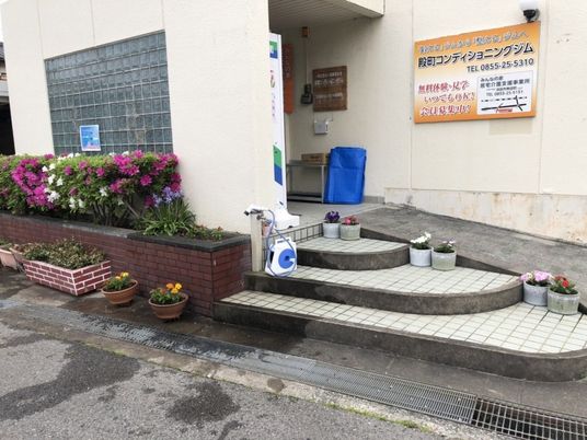 花壇のある入口  