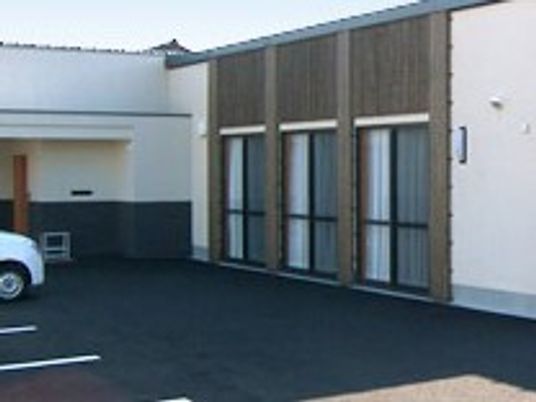 駐車場がある建物外観