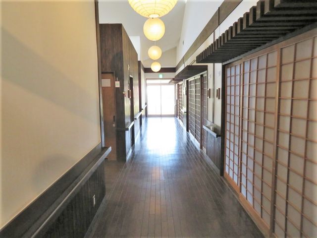 和風の廊下 廊下 温かみのある和風デザインの廊下は、歩きやすく見た目にも落ち着きます。明るく広々とした通路は、日々の活動に心地よい空間を提供します。