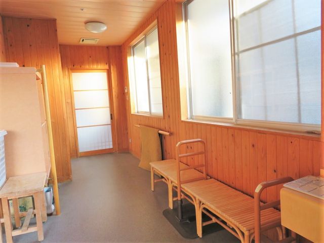 和風の明るい廊下 共有スペース 温もりを感じる木のぬくもりに包まれた廊下です。ゆったりとしたベンチが、休憩時間の憩いの場を提供しています。