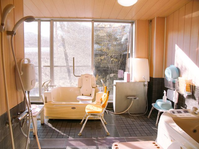 ゆったりとした浴室 浴室 ゆっくりくつろげるバリアフリー対応の浴室です。身体の不自由な方も安心してご利用いただけます。