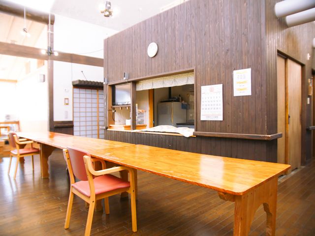 居心地の良い食堂 食堂 木のぬくもりが感じられる食堂です。共に食事を楽しむ人々の姿が描かれています。