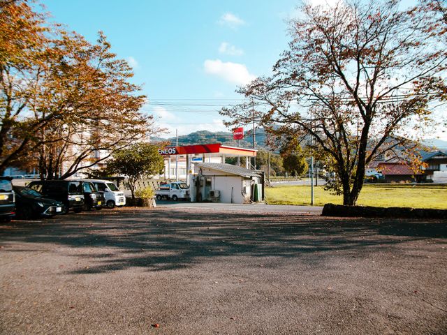 暖かい雰囲気の外観 外観 広々とした敷地に自然光が差し込む、開放的な雰囲気の場所です。安らぎと安心を感じられる空間がここにあります。