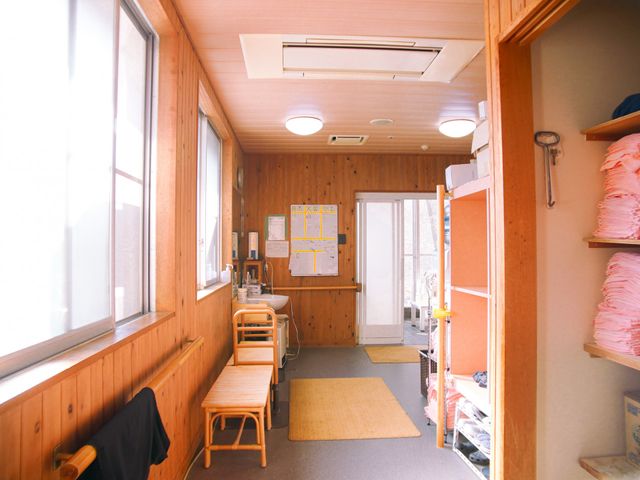 温もりある居室 浴室 木のぬくもりを感じる居室です。柔らかい光が差し込む、安らぎの空間をご提供しています。
