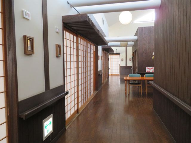 和風の落ち着いた廊下 廊下 温かみのある木のぬくもりが感じられる和風の廊下です。静かで落ち着いた雰囲気で、ゆったりと過ごせる空間が広がっています。