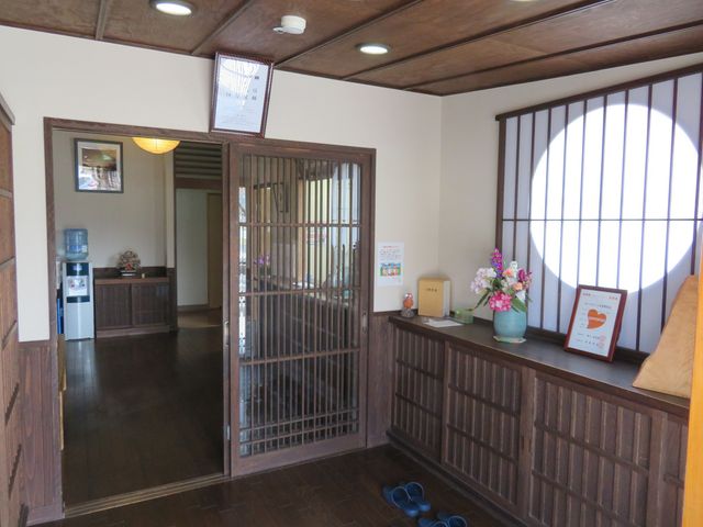 和風のエントランス風景 玄関 和の趣あふれる待合室は、訪れる人に心安らぐ時間を提供します。清潔感があり、落ち着いた雰囲気が感じられる空間です。