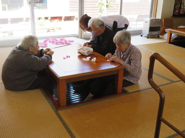 和室での手作業活動 日常風景 穏やかな光が差し込む和室で、入居者が集い手作業を楽しんでいます。コミュニケーションを大切にした日常生活を支援します。