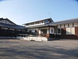 明るい日差しのエントランス