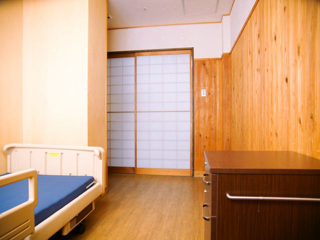 和やかな雰囲気の居室 居室 ゆとりある配置の家具と、シンプルな内装が心地よい居室です。安らぎの時間をお過ごしいただける空間をご提供しています。