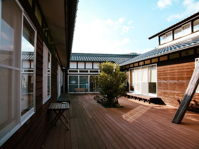 和風の中庭 中庭 日差しが心地よい中庭では、木のベンチで静かなひとときをお過ごしいただけます。