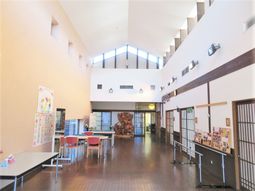 広々とした明るいロビー