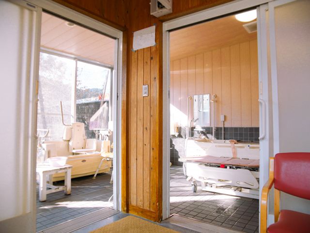ゆったり浴室 浴室 広々とした浴室には、安心してご利用いただける手すりや椅子が整っております。明るく清潔感があり、リラックスしていただける空間です。