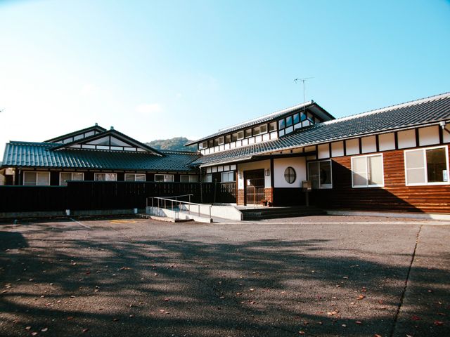 温かみのある外観 外観 広々とした静かな環境に建つ、趣のある建物です。周囲の自然と調和しており、安らぎを感じられるでしょう。