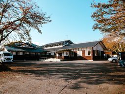 広々とした施設の外観