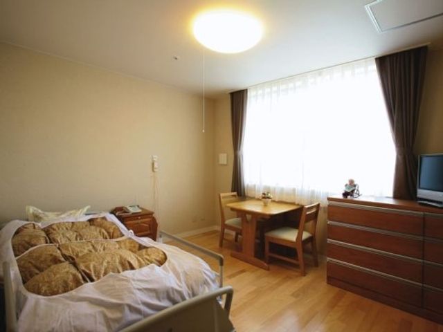 居心地の良い居室風景 居室 ゆとりのある居室で、テレビや読書を楽しむことができます。日当たりの良い窓辺は明るく、くつろぎの時間を提供します。