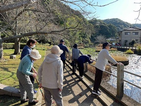 川沿いを歩く人々