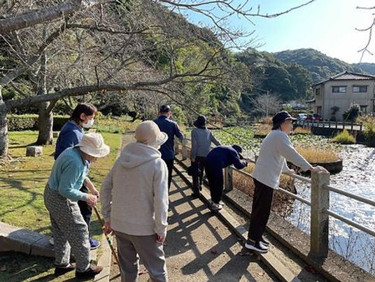 川沿いを歩く人々