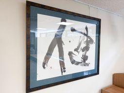 絵画の飾られた廊下
