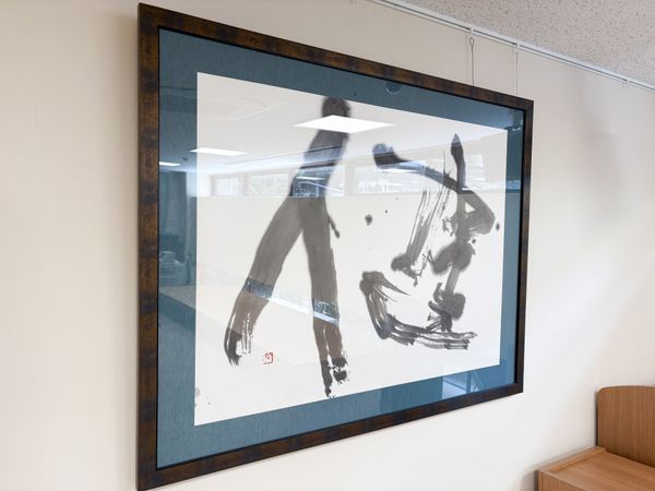 絵画の飾られた廊下