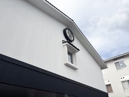白い建物の外観