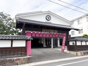 広いエントランスの門
