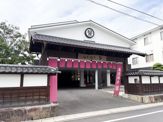 広いエントランスの門