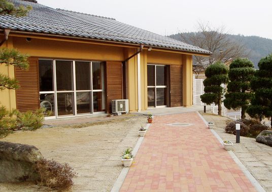 戸建て風の温かい外観