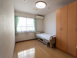 個室のベッドと収納