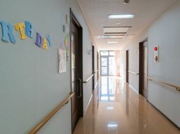 光が入る廊下