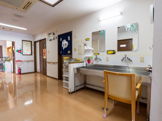広々とした廊下と洗面台