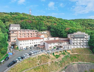 緑豊かな施設外観