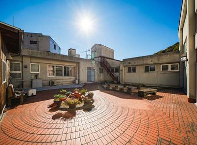 日差しが心地よい中庭