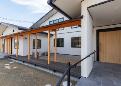 温かみのある入口外観