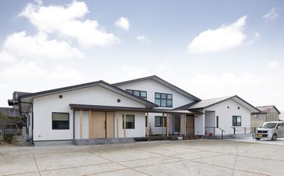 白い外壁の建物外観